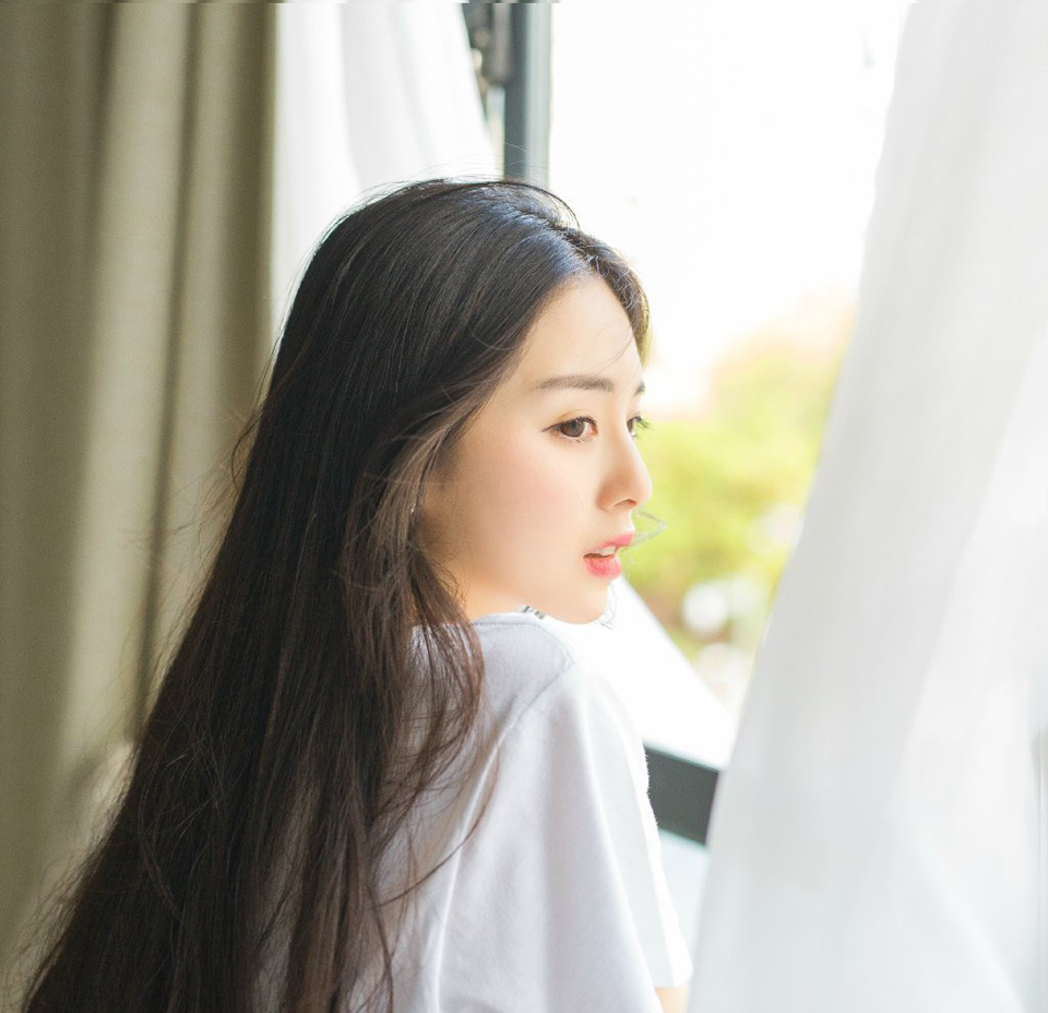 作为一名大学生，我们是祖国的未来，人民的希望。我们要让梦想起航，青春绽放，为社会做出贡献，活出一个有价值的人生。
